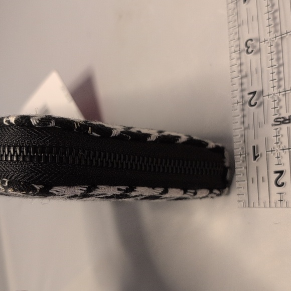 Betsey Johnson Black, White, Gold Houndstooth Zip Around Wristlet Clutch Wallet - Picture 11 of 12